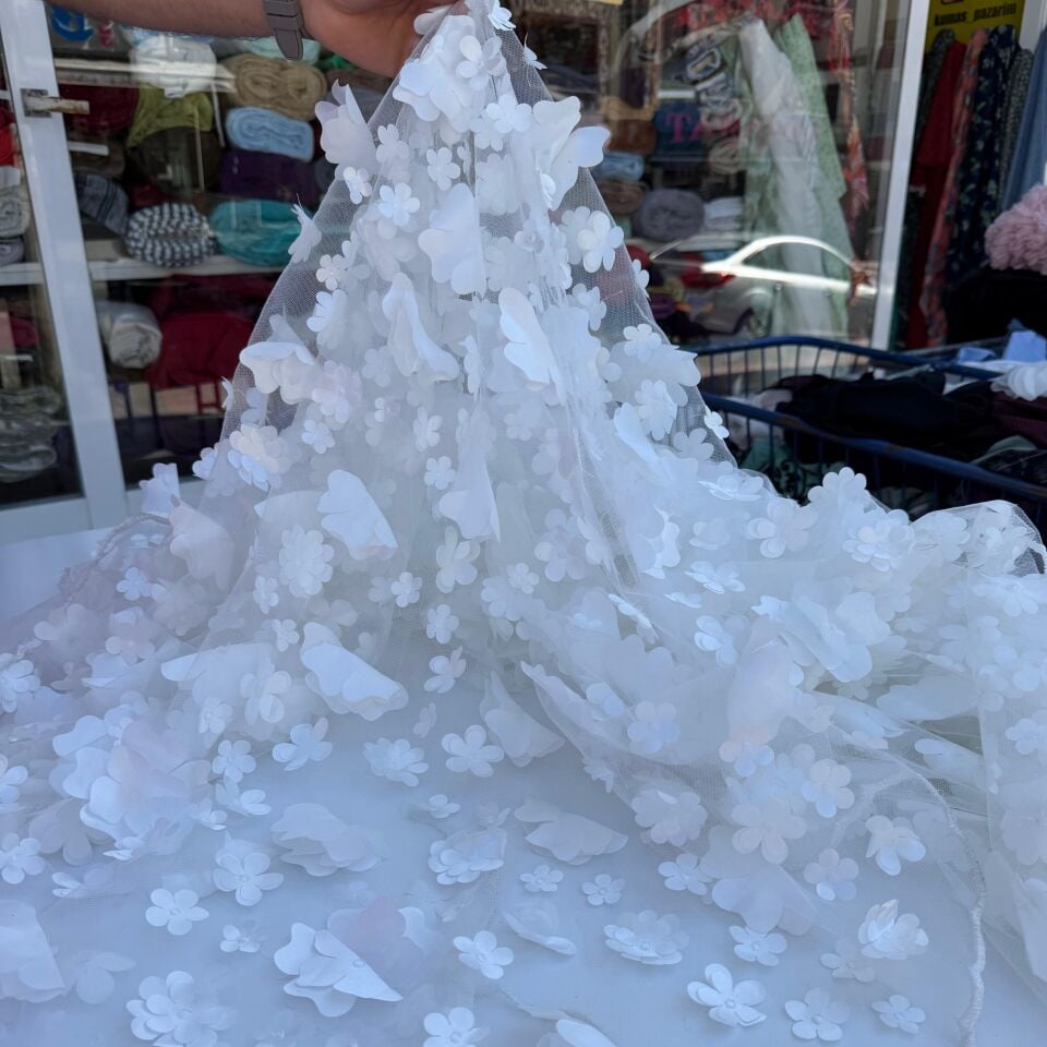 Beyaz 3 Boyutlu Çiçekli